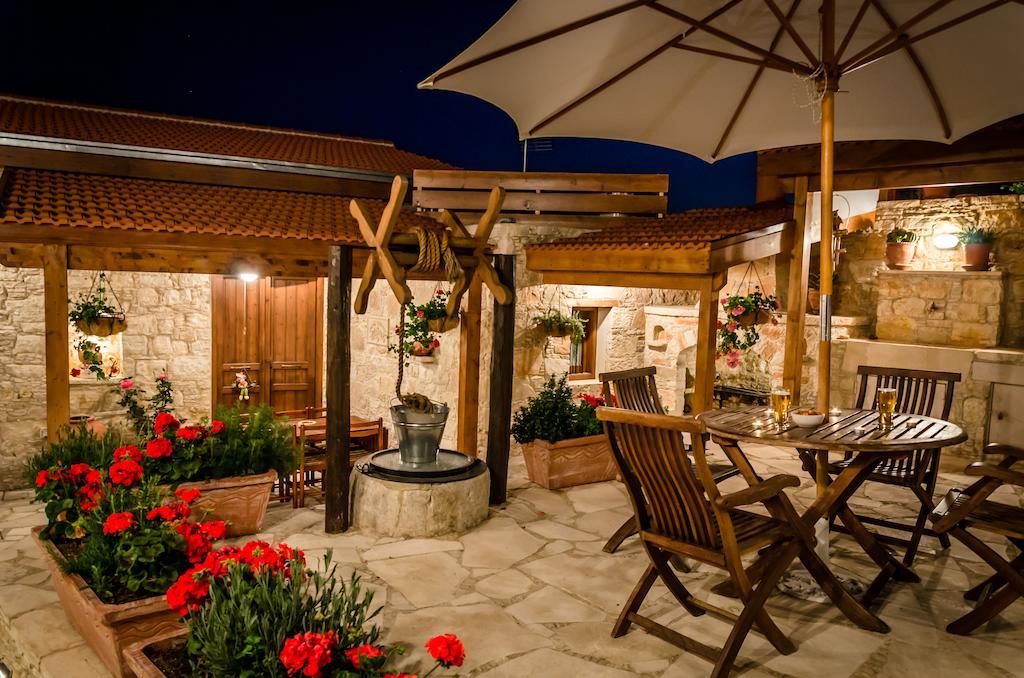 Xenios Cottages โลฟู ภายนอก รูปภาพ